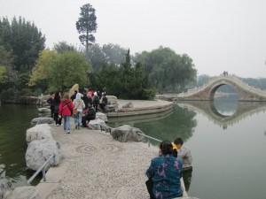 Clase de paisajismo en el parque Longtan en Beijing, Octubre de 2010. Foto de Enzo Cozzi