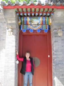 Sylvia Galleguillos ante una puerta en Beijing octubre de 2010