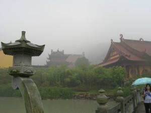 Jardines en templo de Hangzhou, Viaje de estudios Feng Shui Chile 2011 - foto de Lorena Catalán