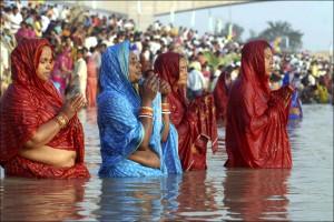 India, mujeres orando en las aguas del Ganges. No sé por qué pero siento que de ahí he venido yo