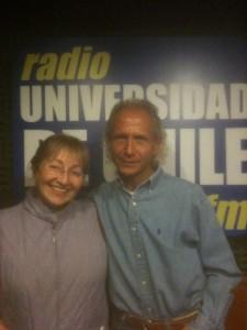 Sylvia Galleguillos junto a Edgardo Vogel en programa "Conversando en Positivo" de la radio U. de Chile
