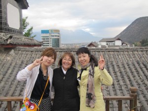 Sylvia con Alice y Gemma, nuestras dos amigas chinas en Lijiang, Yunnan - abril 2012