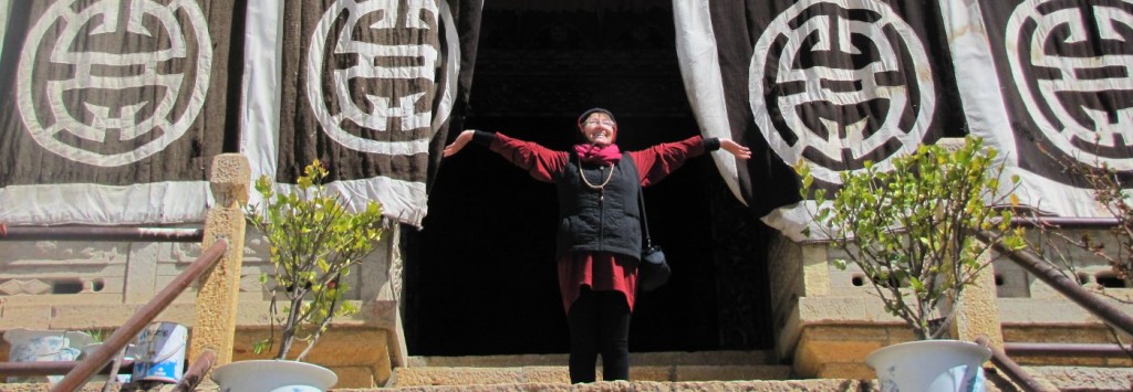 Sylvia Galleguillos en el monasterio de Shangri La, abril 2012 - foto de Enzo Cozzi