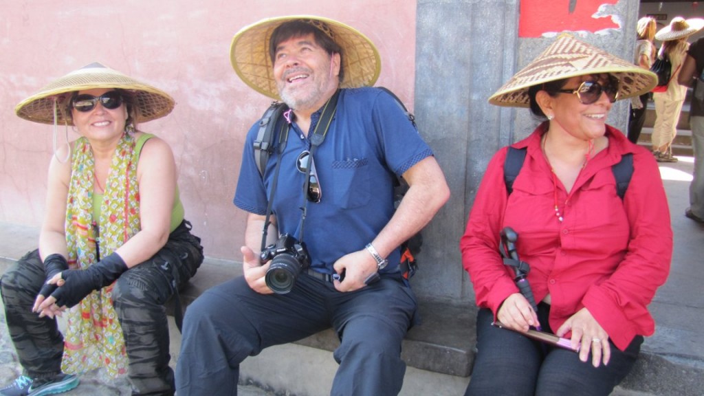 Estrella Azúa, Alfonso Martínez y Herriet Cáceres transmutados en chinos, Yonding, Fujian, Viaje estudios a China octubre de 2012 de Feng Shui Chile