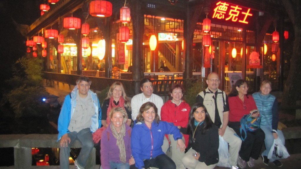 Parte del grupo del viaje de estudios a China de octubre de 2012 de Feng Shui Chile en Jinli, Chengdu, Sichuan