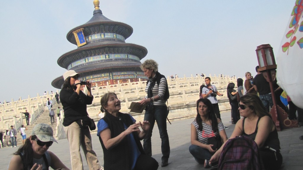 Sylvia Galleguillos enseñando en el Templo del Cielo, Beijing, Octubre de 2012 