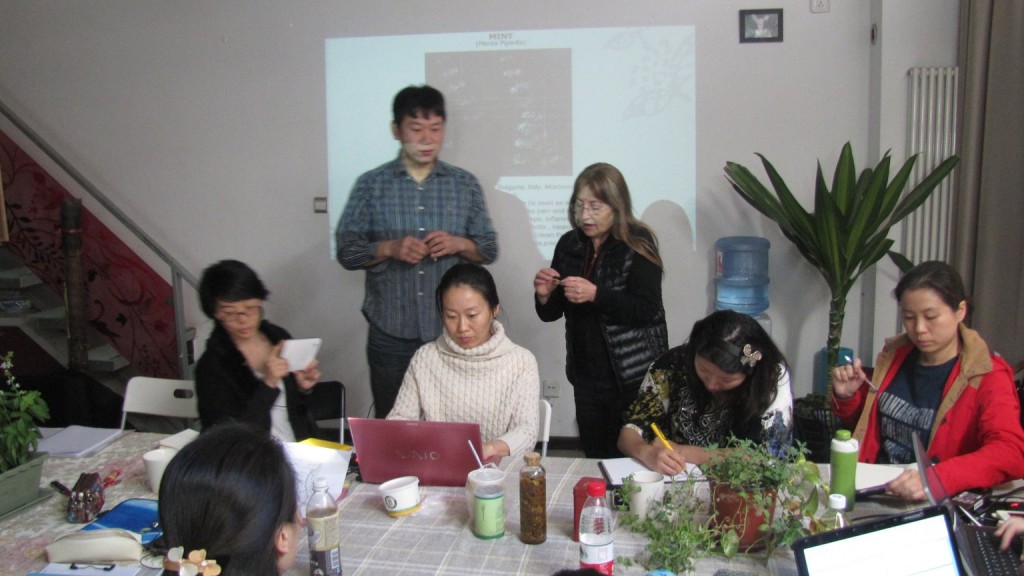 Sylvia Galleguillos enseñando aromaterapia en Beijing, China, octubre de 2012
