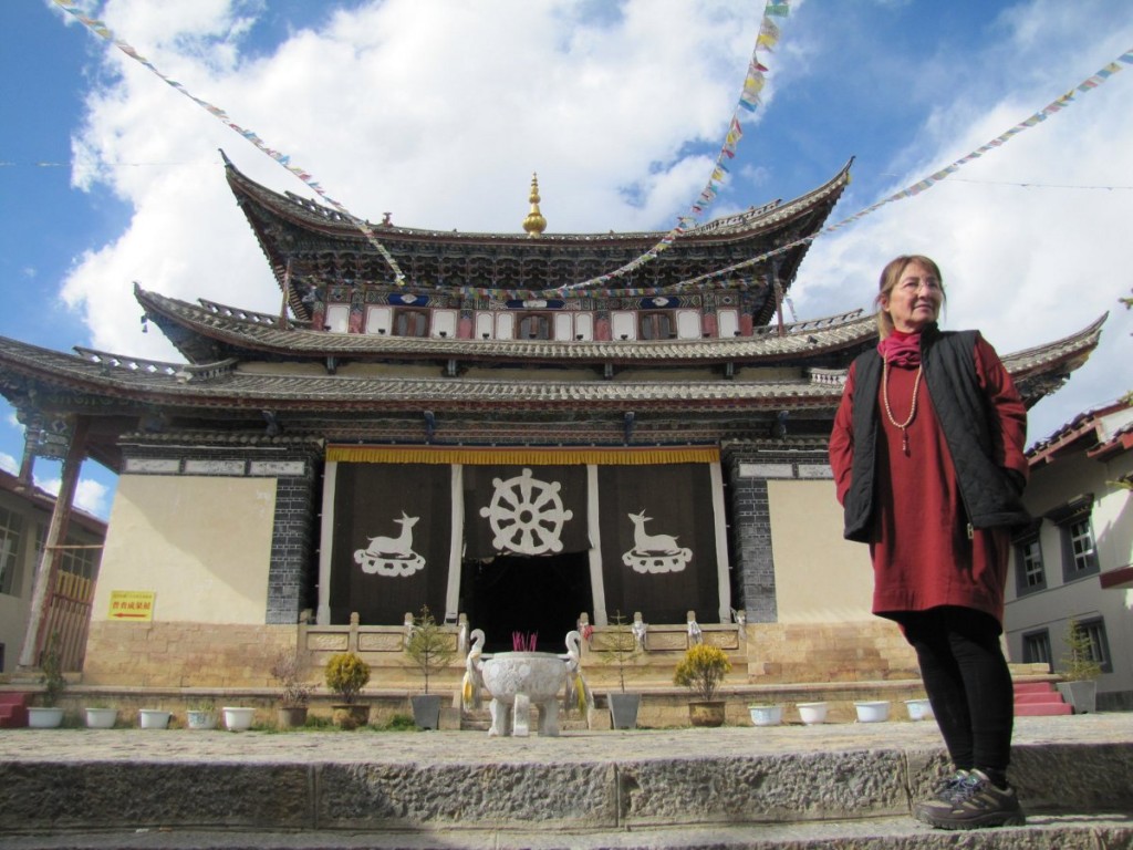 Sylvia Galleguillos en monasterio de Shangri-la