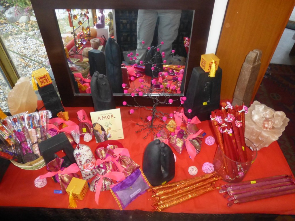 Rodeando al libro de Sylvia Galleguillos de Feng Shui y aromaterapia del amor aparecen talismanes, aromas, cristales, inciensos, figurillas de parejas,  y otros objetos para el Feng Shui del amor, en nuestra Boutique de Vitacura 