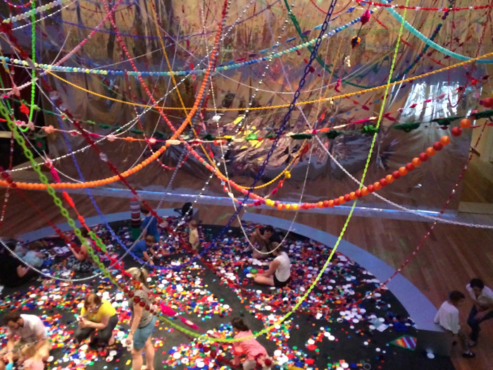 Filamentos de colores penden del cielo en la galería de arte de Brisbane, Australia. Foto de Sylvia Galleguillos