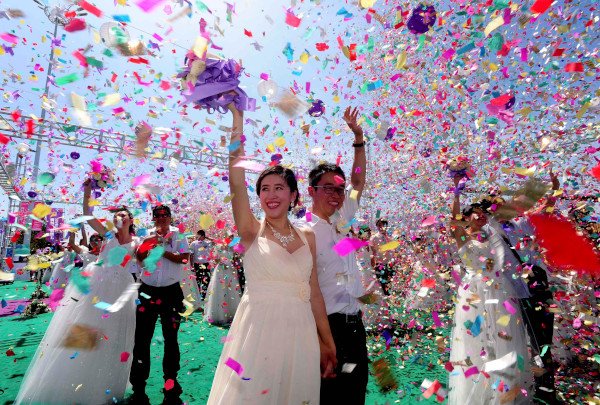 77 parejas casándose durante el festival de Qixi en Shenyang, China.(créditos: China Stringer Network/Reuters)